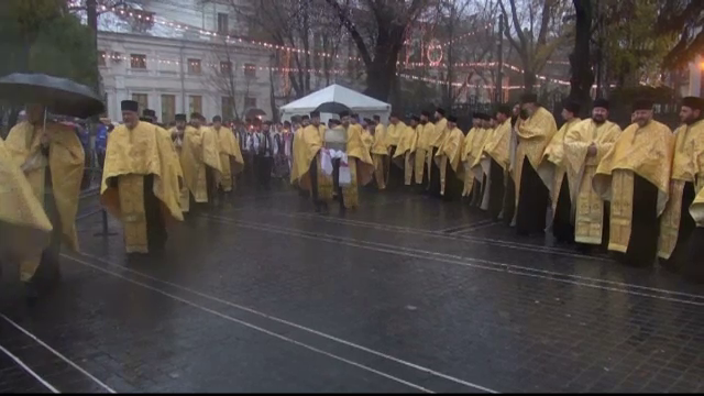 Sute de credinciosi, la un pelerinaj in Galati, unde s-au adus moastele Sfantului Efrem cel Nou. Pentru ce s-au rugat oamenii