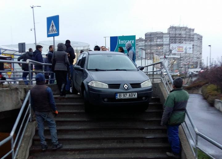 Imaginea zilei in Capitala. Un sofer si-a "parcat" masina pe treptele din fata unui supermarket, spre uimirea pietonilor