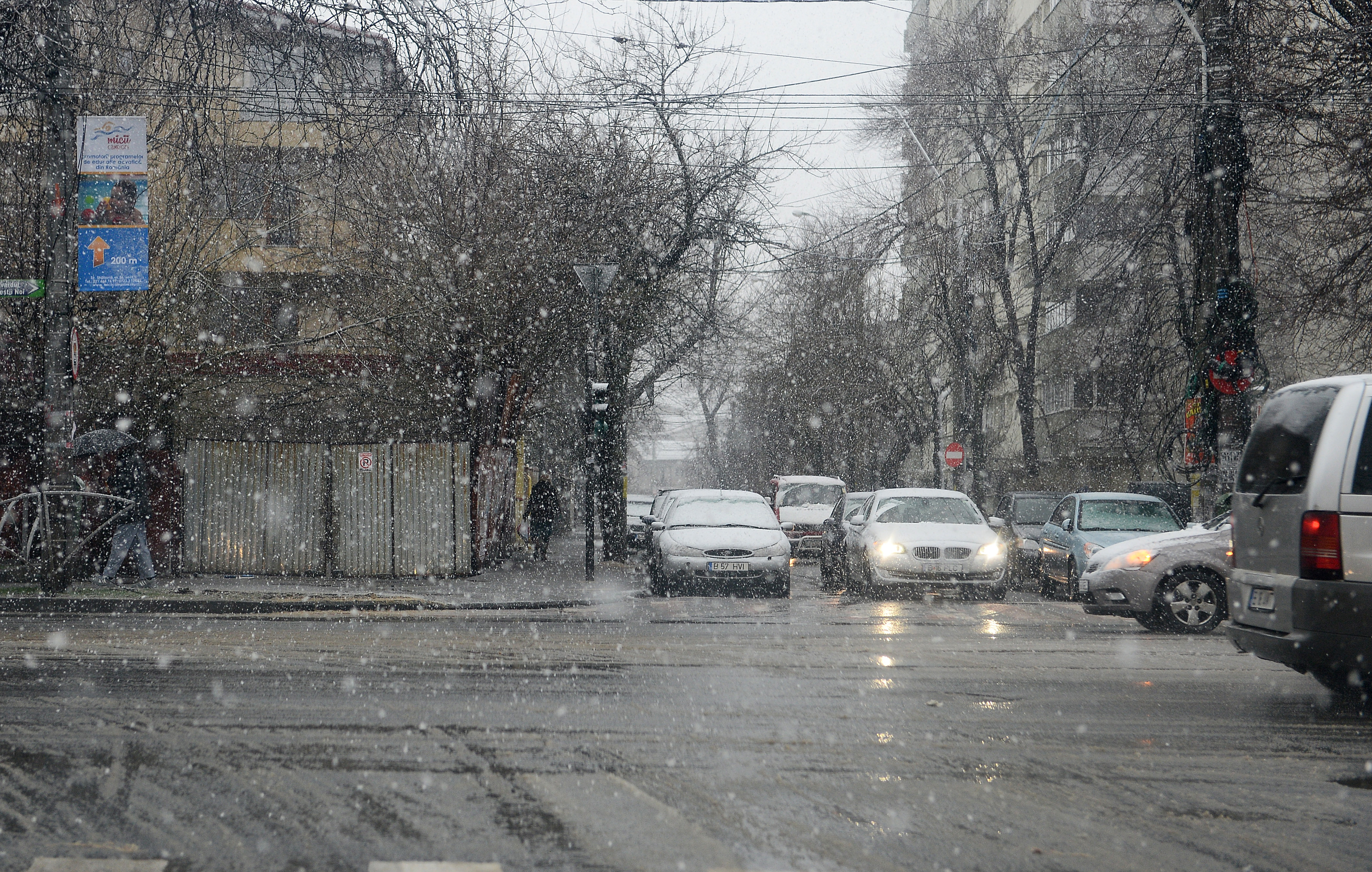 Localitati ramase in intuneric si zeci de case inundate. Romania, intre COD GALBEN de ninsori si COD PORTOCALIU de inundatii