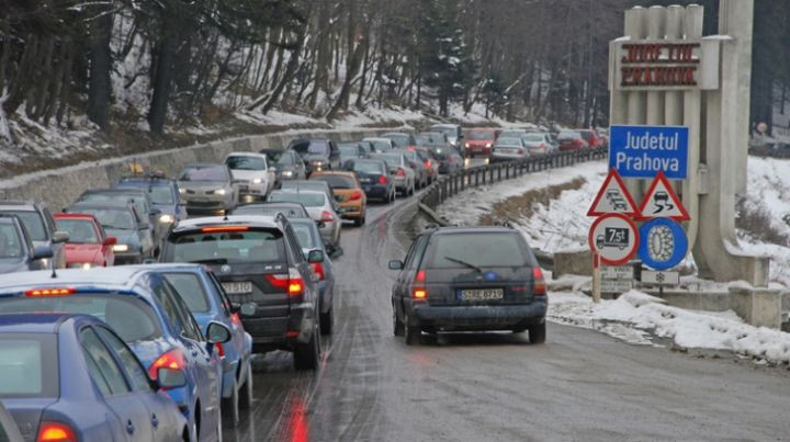 Trafic de cosmar pe DN1, unde s-au format coloane de masini pe mai multi kilometri din cauza numarului mare de turisti