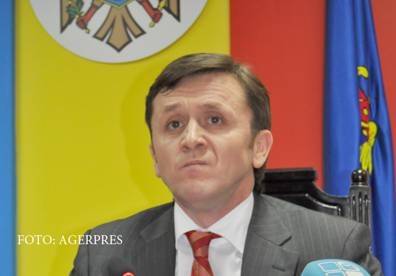 Un inalt oficial moldovean, filmat in timp ce sarea la bataie intr-un club din Chisinau. Reactia sotiei: "Un barbat adevarat"