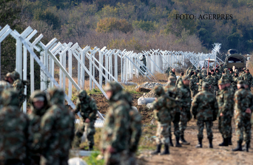 Ciocniri la granita intre armata macedoneana si refugiati. Militarii incercau sa inalte un gard pentru a opri imigrantii