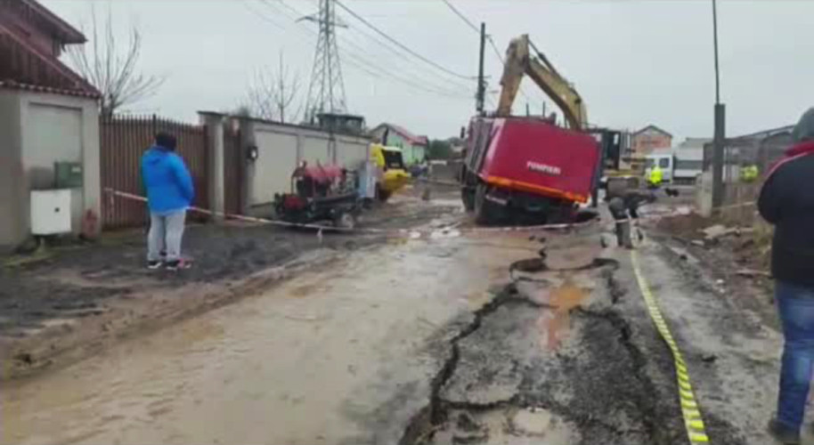 In "orasul" Pantelimon, o masina de pompieri s-a scufundat intr-o groapa. Oamenii spun ca au apa in case in fiecare an