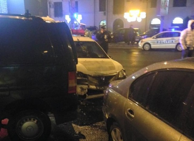 Masina a politiei din Bacau spulberata in trafic de un autoturism de lux condus de un sofer de 18 ani. VIDEO