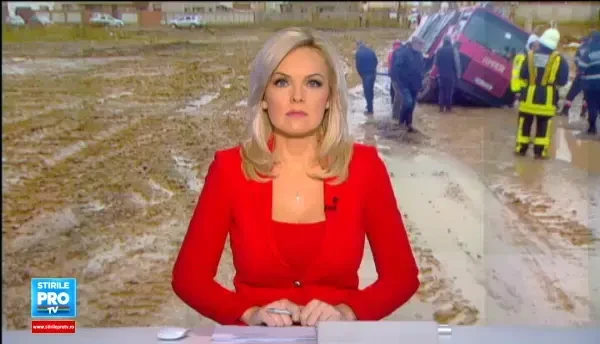 In orasul Pantelimon, o masina de pompieri s-a scufundat intr-o groapa. Oamenii spun ca au apa in case in fiecare an