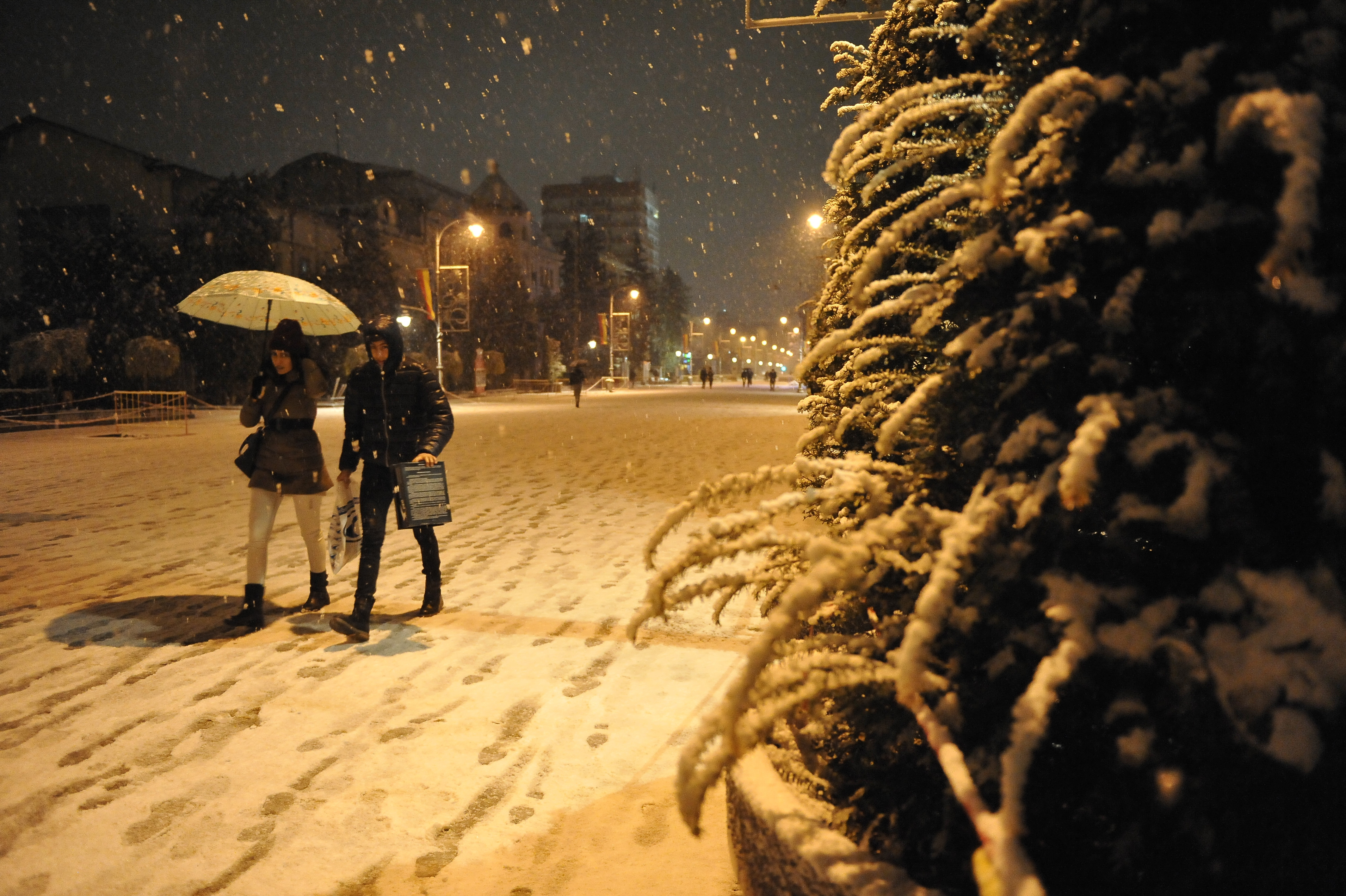 Primul val de frig a adus zapada in nord si inundatii in sud. Prognoza pe urmatoarele 3 zile: de luni temperaturile cresc