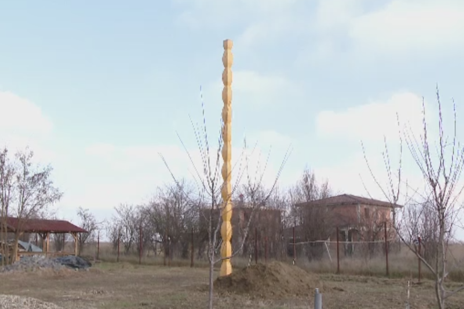 Creatiile lui Brancusi, sursa de inspiratie pentru artisti. Cum arata replica din lemn pe care un medic a expus-o in curte