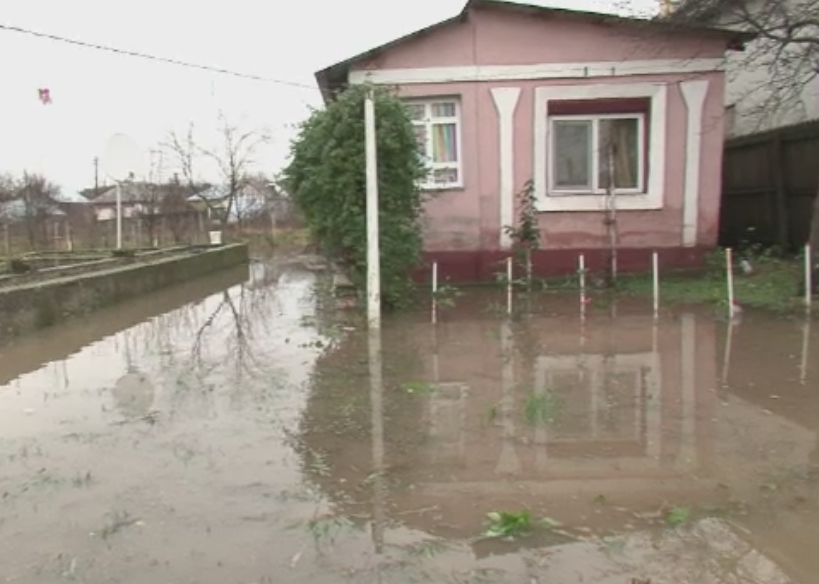 COD PORTOCALIU de inundatii in mai multe judete, pana joi dimineata. Vezi zonele afectate