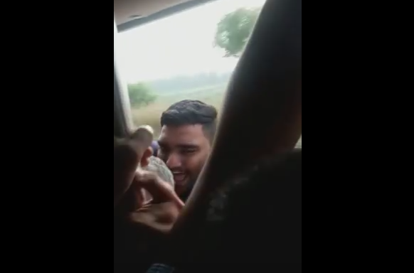 Momentul infiorator in care un tanar cade dintr-un tren supraaglomerat din India. Un pasager a filmat totul. VIDEO