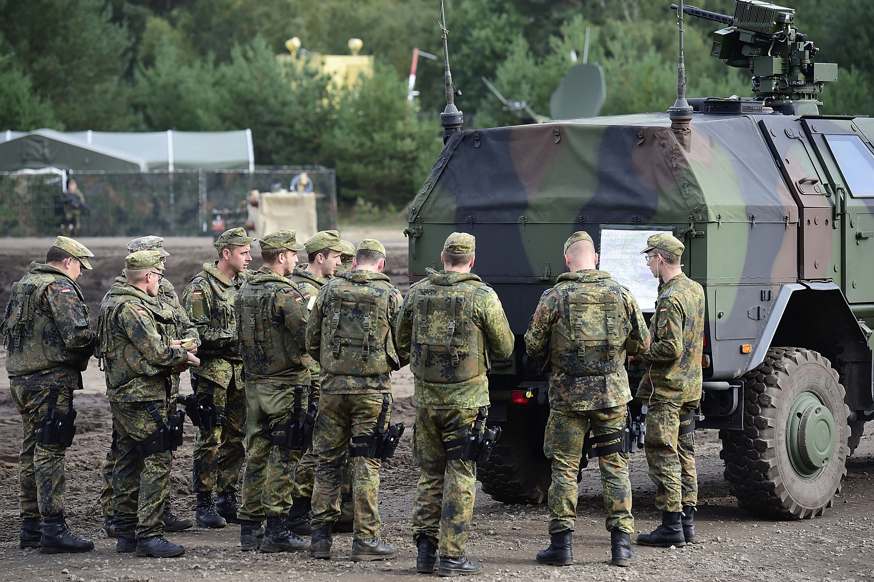 Guvernul german va verifica toti militarii recrutati. 60 de jihadisti s-ar fi infiltrat printre soldati