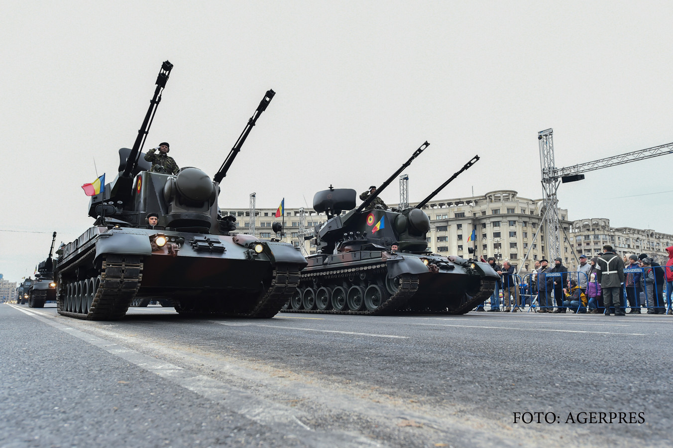 Ultimele repetitii inainte de parada de 1 Decembrie. La Alba Iulia se vor imparti fripturi si vin si va canta Voltaj