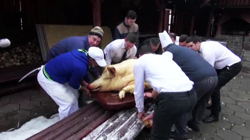 Valea Prahovei i-a primit pe turisti cu aglomeratie, noroaie si santiere care incep la 6 dimineata. Selfie cu pomana porcului