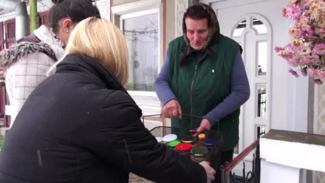 Daruri din camara pentru familiile sarmane. Campaniile incepute in prag de Sarbatori de tinerii din Maramures si Alba