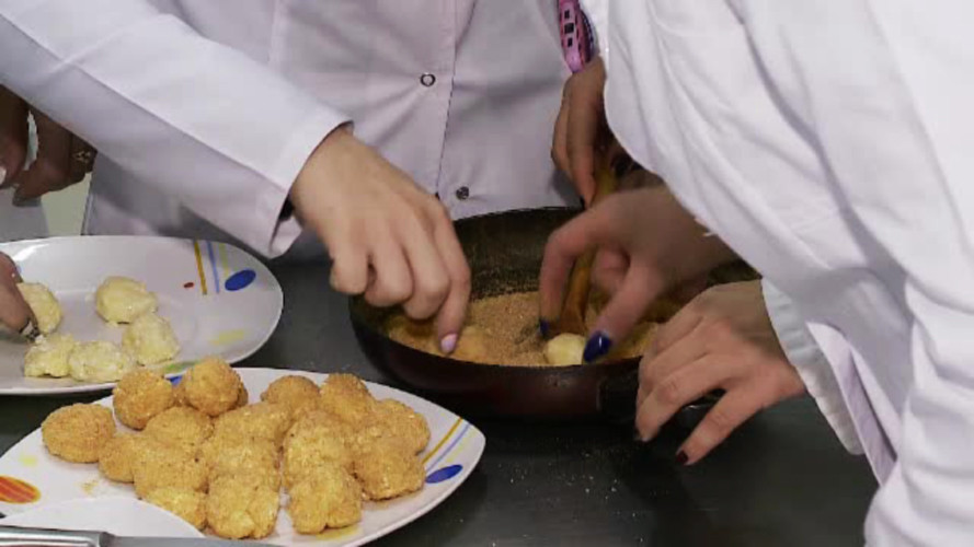 Un jurat Masterchef le ofera cursuri tinerilor fara bani. “De cand am pus prima data mana pe o tigaie mi-am dorit sa gatesc”