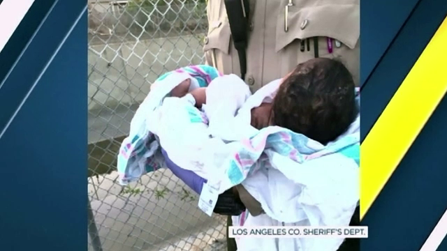 Caz incredibil in California. Doua femei au gasit un bebelus ingropat de viu, intr-o crapatura din asfalt