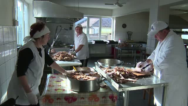 Pregatirile pentru ziua nationala sunt in plina desfasurare in Alba Iulia. 30 de bucatari se ocupa de masa populara