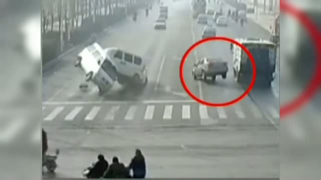 Accident spectaculos in China. Trecatorii nu au inteles cum este posibil sa se intample asa ceva