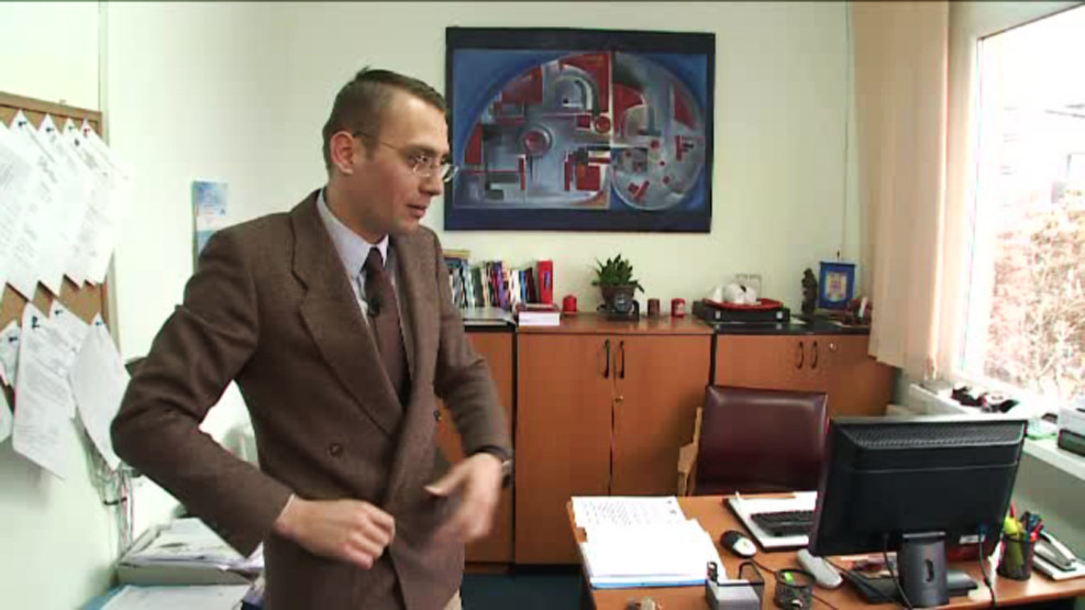 Aruncat in strada de mama sa, a ajuns acum sa conduca un orfelinat. “Cea mai buna investitie e in copiii nostri”