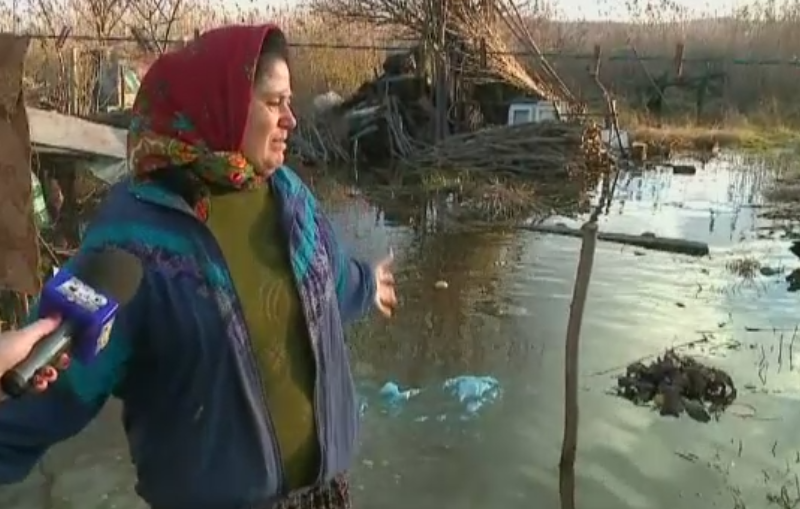 Batrani din Tulcea, ramasi in frig si cu casele pline de apa, dupa 5 zile de ploi torentiale. Pe cine dau vina oamenii