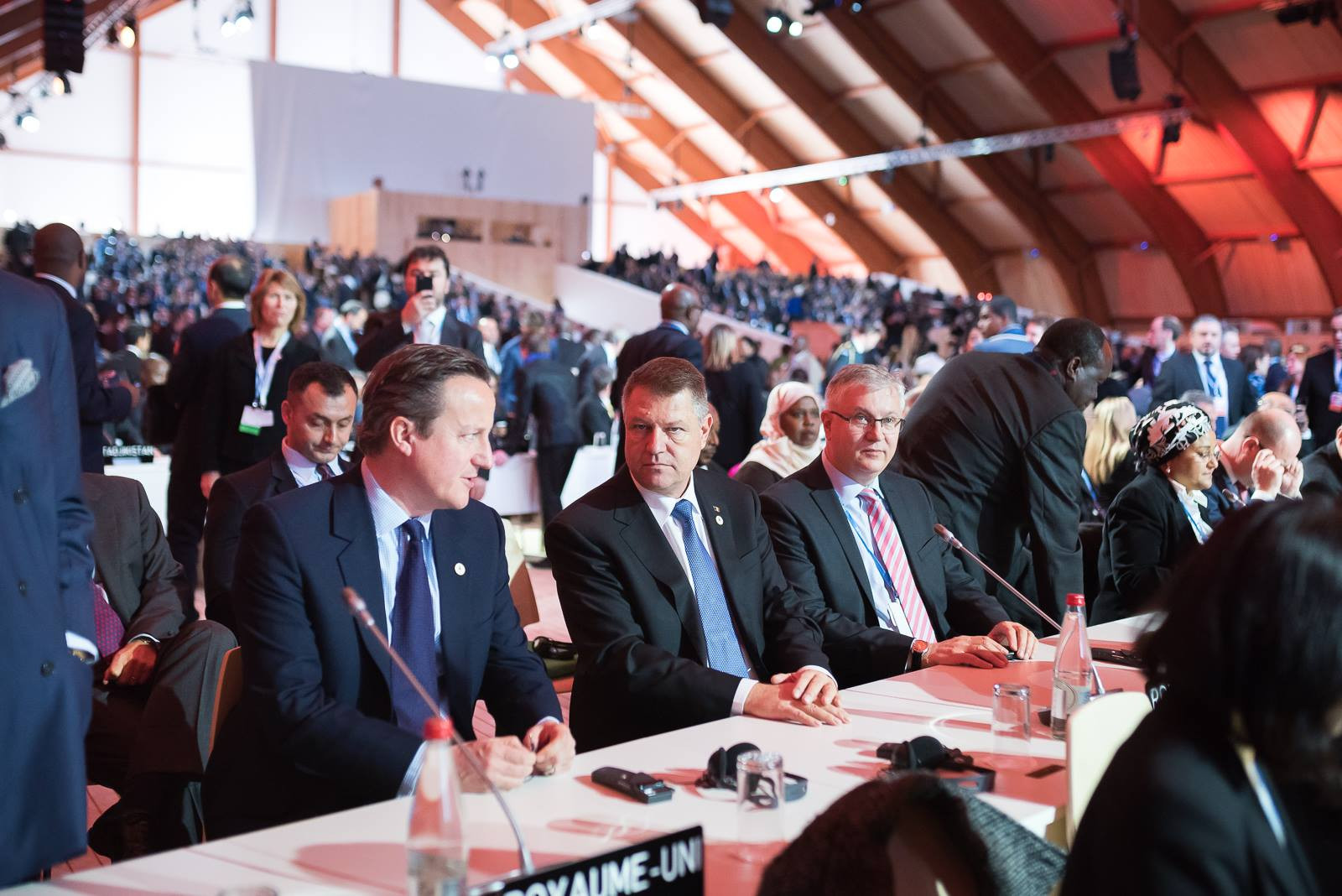 Klaus Iohannis a discutat cu premierul britanic, la Paris, despre schimbarile climatice. Ce a solicitat presedintele