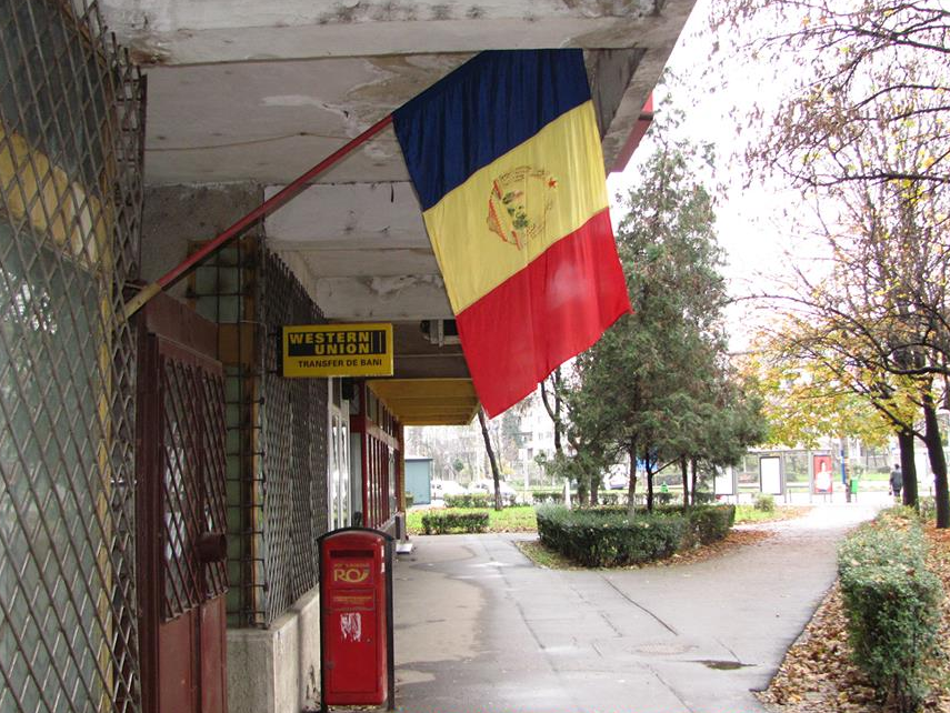 Un oficiu postal din Oradea a arborat tricolorul cu stema comunista, pentru 1 Decembrie. Cum au reactionat localnicii. FOTO