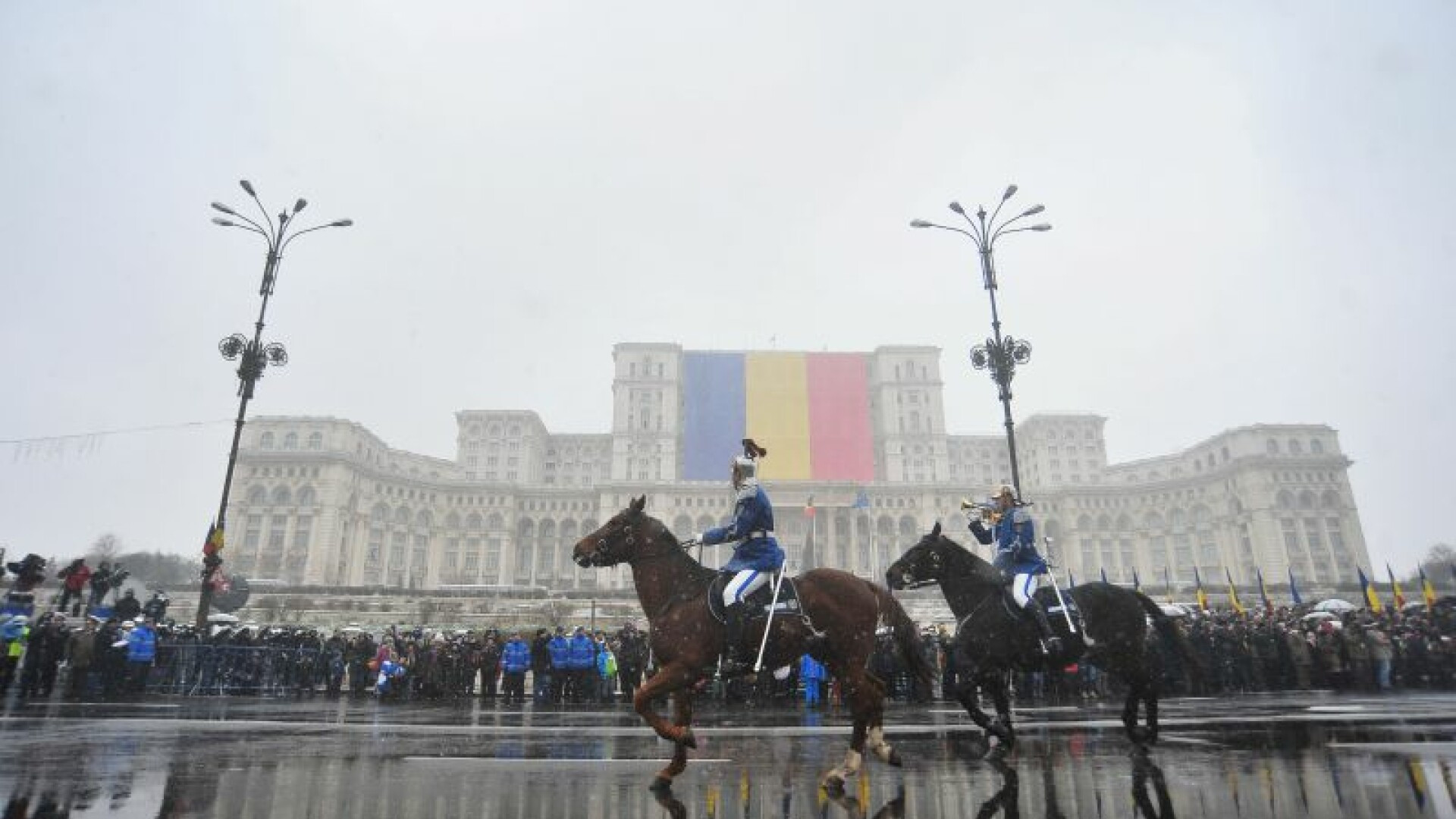 ZIUA NATIONALA A ROMANIEI. Cele mai spectaculoase imagini de la parada de 1 Decembrie. Toti cei 4 presedinti, in public