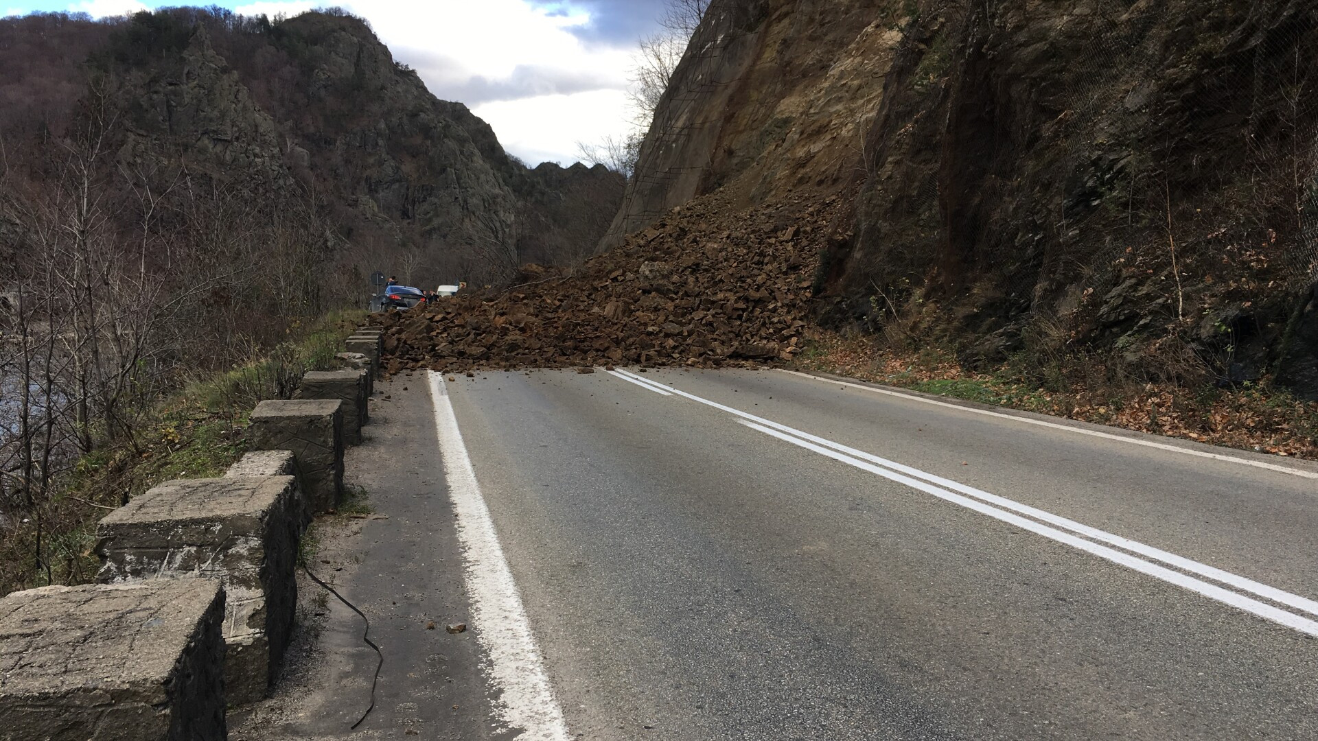 Trafic blocat pe Valea Oltului. Drumul a fost acoperit in totalitate de pamant si bolovani, cazuti de pe un versant