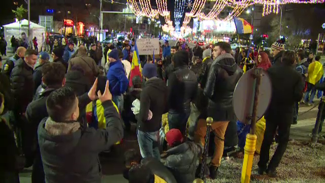 Protest cu incidente violente de Ziua Nationala, in Capitala. Cativa tineri au incercat sa rupa cordonul jandarmilor