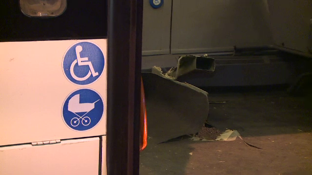 ANIMATIE GRAFICA. Misterul capacului de canal care s-a infipt intr-un autobuz RATB. O femeie a fost ranita la picior