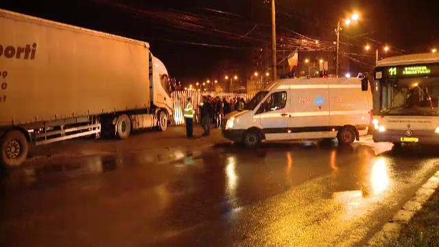 Un sofer de TIR a facut infarct in timp ce traversa Timisoara. Autotrenul a trecut pe langa oameni si s-a oprit intr-un gard