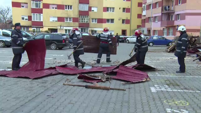 Acoperisuri smulse de vant si masini distruse de vijeliile de marti. Cele mai afectate zone