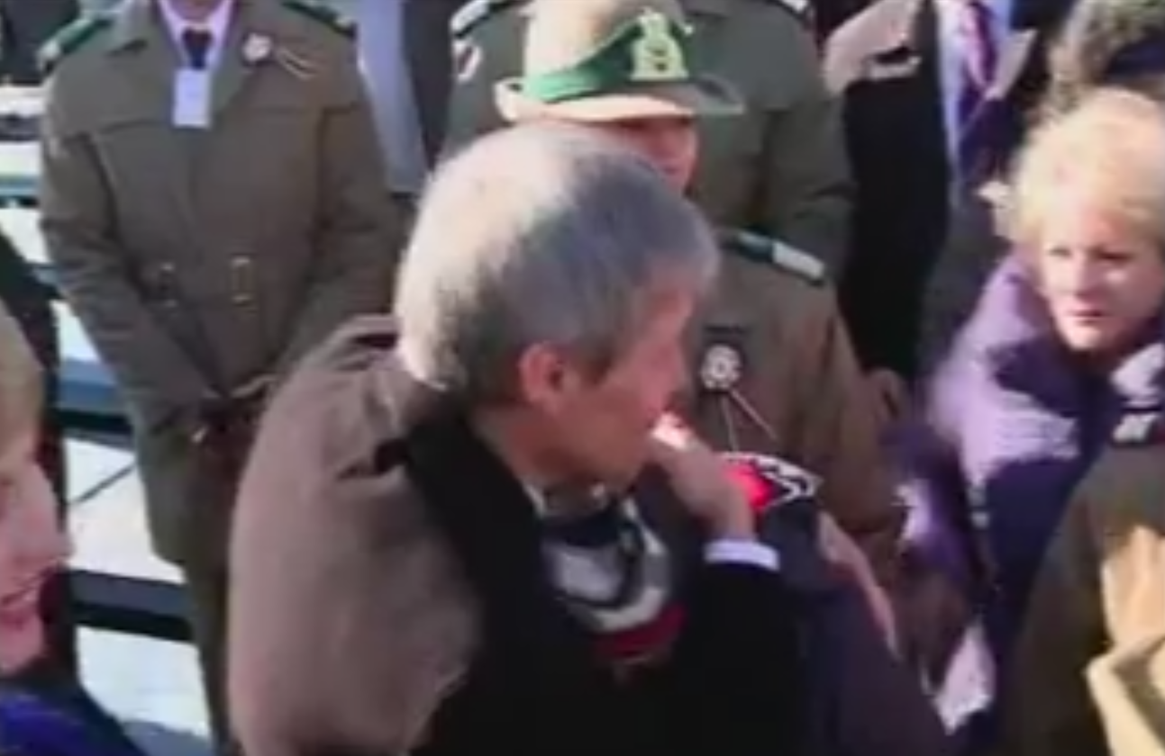 Moment emotionant la parada. Dacian Ciolos a consolat rudele militarilor ucisi: "Sa te simti mandru de tatal tau, da?"