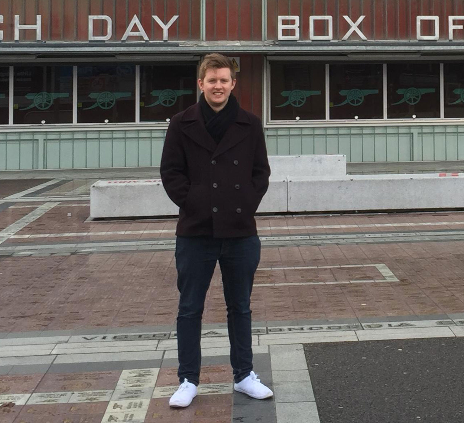 Si-a rugat iubita sa-i faca o poza in fata stadionului lui Arsenal. A izbucnit in ras cand a vazut fotografia si a postat-o pe internet