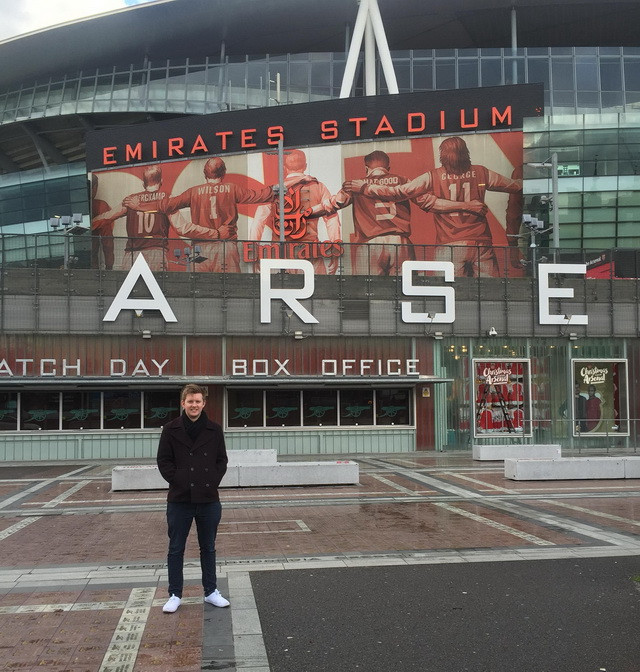 Si-a rugat iubita sa-i faca o poza in fata stadionului lui Arsenal. A izbucnit in ras cand a vazut fotografia si a postat-o pe internet