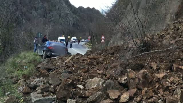 Circulatia pe Valea Oltului este in continuare inchisa dupa ce marti 2000 de tone de bolovani s-au pravalit de pe versant