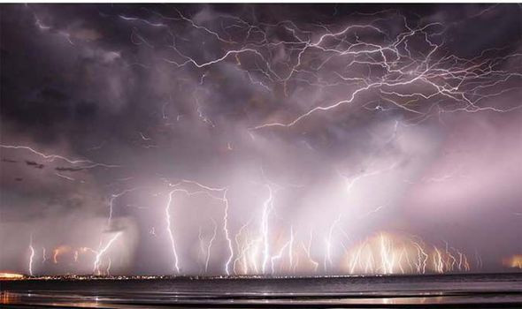 O furtuna violenta a facut ravagii in Australia. Imaginile surprinse de un fotograf par desprinse dintr-un film SF