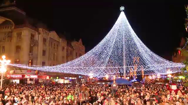 Atmosfera sarbatorilor de iarna a cuprins marile orase. Luminile de Craciun au fost aprinse de 1 decembrie in toata tara