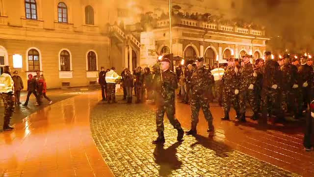 Retragerea cu torte a militarilor, spectacolul pentru care mii de romani au infruntat ploaia si frigul in mai multe orase