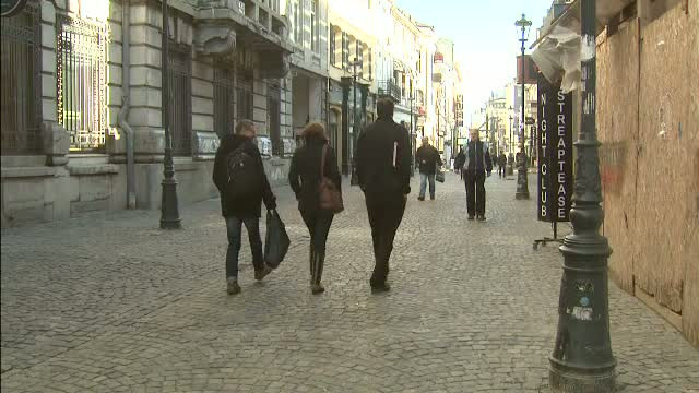 Transformarea centrului Capitalei, dupa ce legea care interzice activitatile in cladirile cu bulina rosie a intrat in vigoare