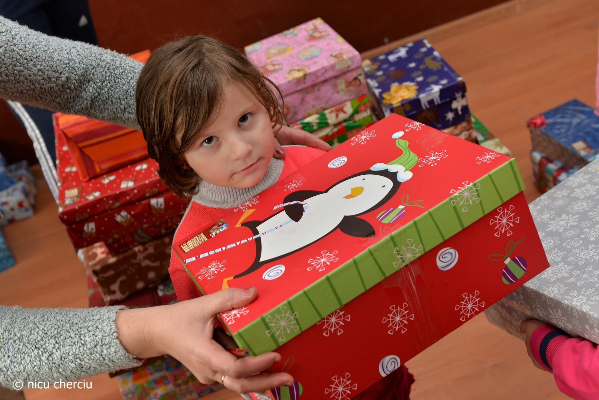 ShoeBox, campania prin care ii poti oferi unui copil sarman un Craciun fericit, printr-un simplu gest. VIDEO si FOTO