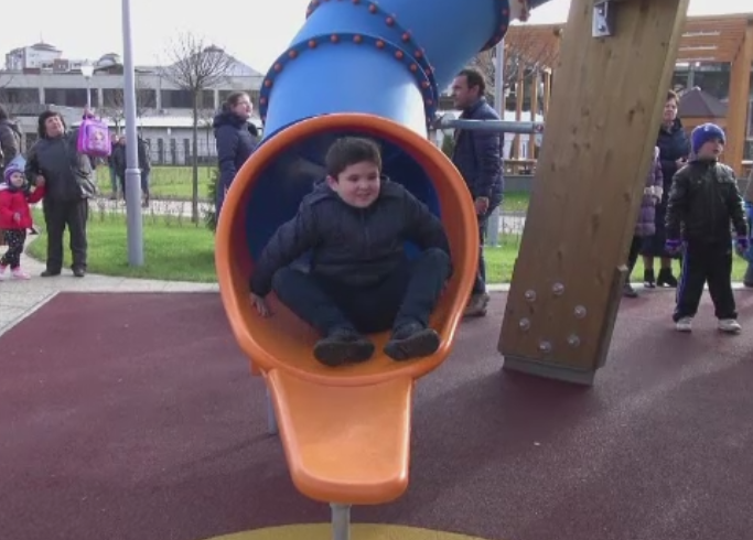 Aglomeratie de copii la inaugurarea parcului central din Baia Mare. Surprizele cu care au fost intampinati la locul de joaca