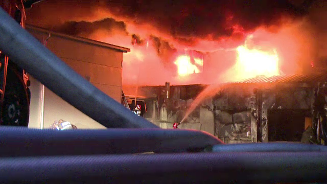 Incendiu de proportii la cea mai mare fabrica de mezeluri din Arges. 35 de angajati erau inauntru cand a izbucnit focul