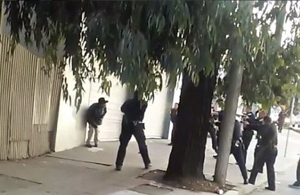 Momentul in care un barbat de culoare este impuscat de 8 politisti, pe o strada din SUA. Ce tinea suspectul in mana. VIDEO