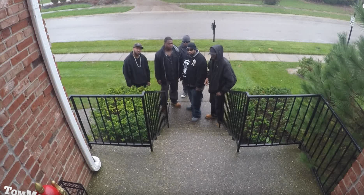 A crezut ca o banda de gangsteri vin pusi pe scandal, dar a avut parte de cea mai neasteptata surpriza :)