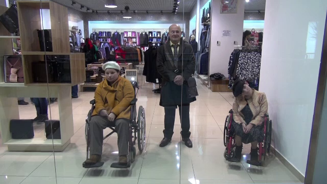 Romanii cu dizabilitati si-au cerut drepturile intr-un mod creativ. Cum au ajuns sa fie "invizibili" in propria tara