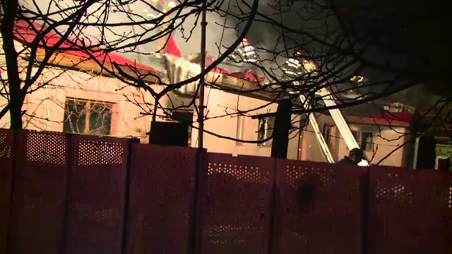 O familie din Bucuresti a ramas pe drumuri, dupa ce casa a fost mistuita de un incendiu. De la ce ar fi pornit flacarile