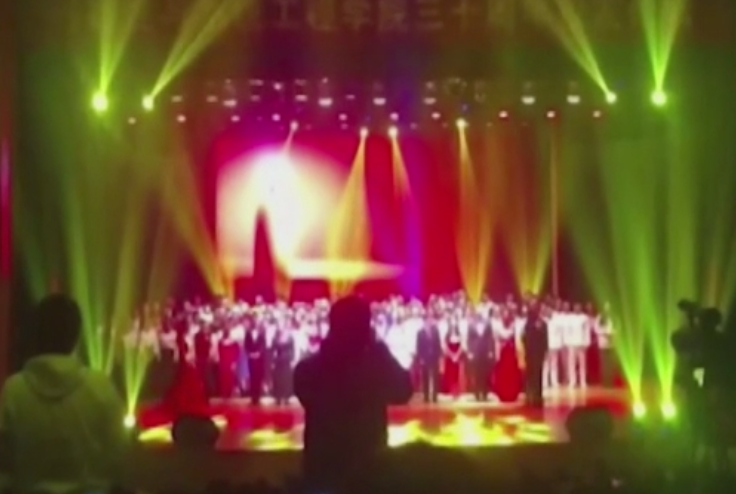 Panica in timpul unui spectacol din China. Cel putin 20 de studenti au fost raniti dupa ce scena s-a prabusit sub ei. VIDEO
