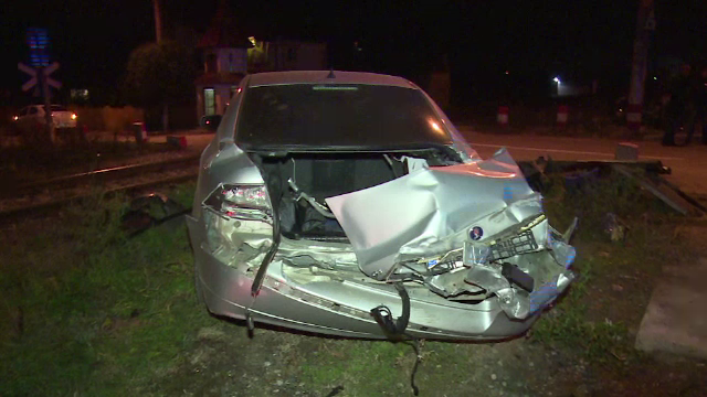 Un tanar a scapat cu viata dupa ce masina lui a fost lovita de tren, in Dambovita. Cum s-a petrecut accidentul