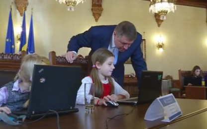 Presedintele Klaus Iohannis a participat, alaturi de mai multi copii, la o ora de programare, la Palatul Cotroceni. VIDEO