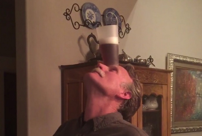 99% dintre barbati si-ar dori sa poata face asta, dar nu pot! Cum bea acest barbat un pahar de bere fara sa-si foloseasca mainile